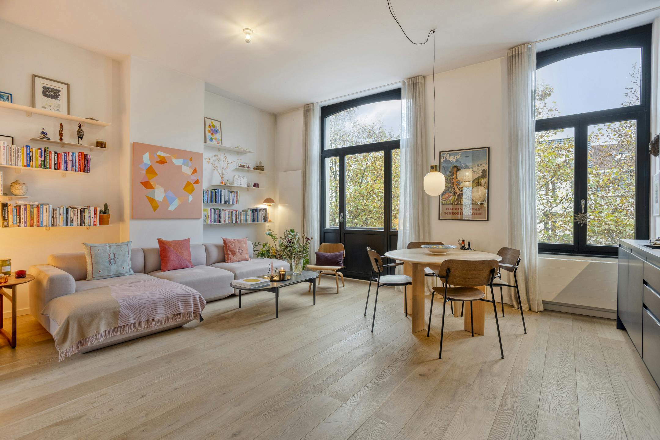 Volledig gerenoveerd appartement in Sint-Gillis foto {{pictureIndex}}