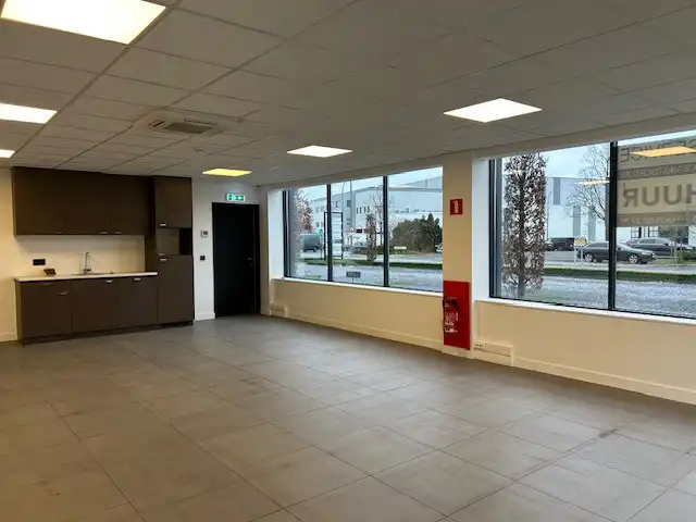 Bedrijfshal met kantoor foto 9