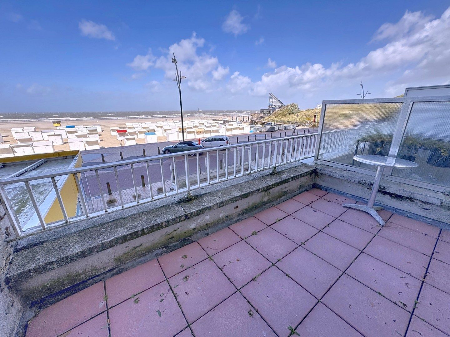 Te renoveren appartement met FRONTAAL ZEEZICHT foto 5