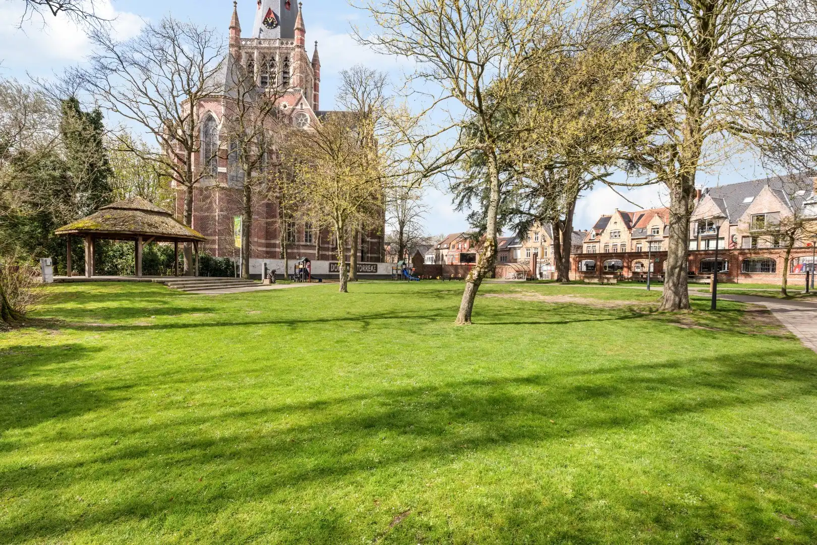 Woning met 3 slaapkamers, zolder, garage en tuin met uitweg in Dadizele-centrum foto 16