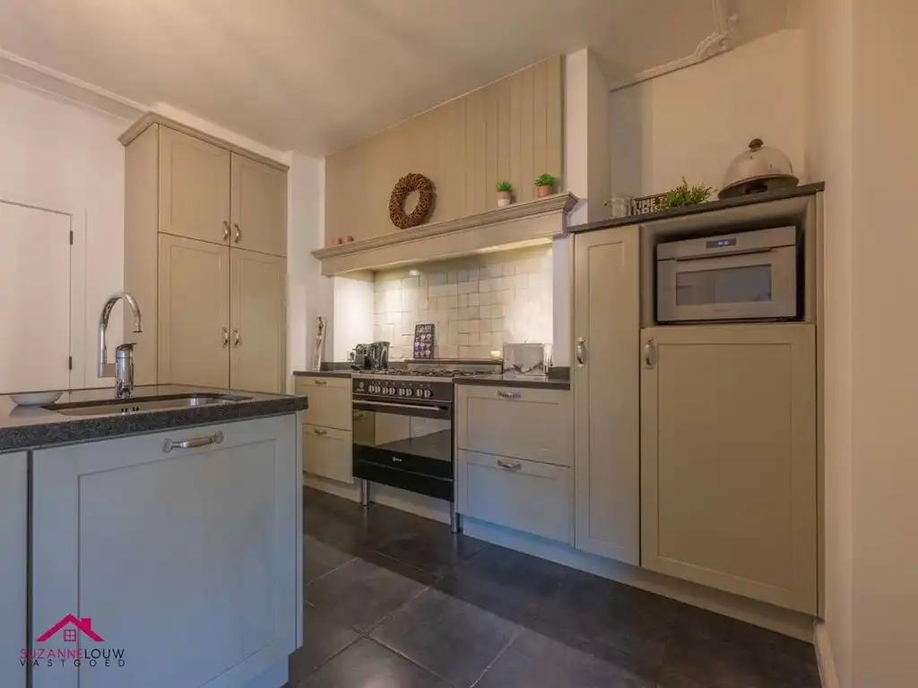Instapklare woning met handelsruimte in gesloten bebouwing foto 17