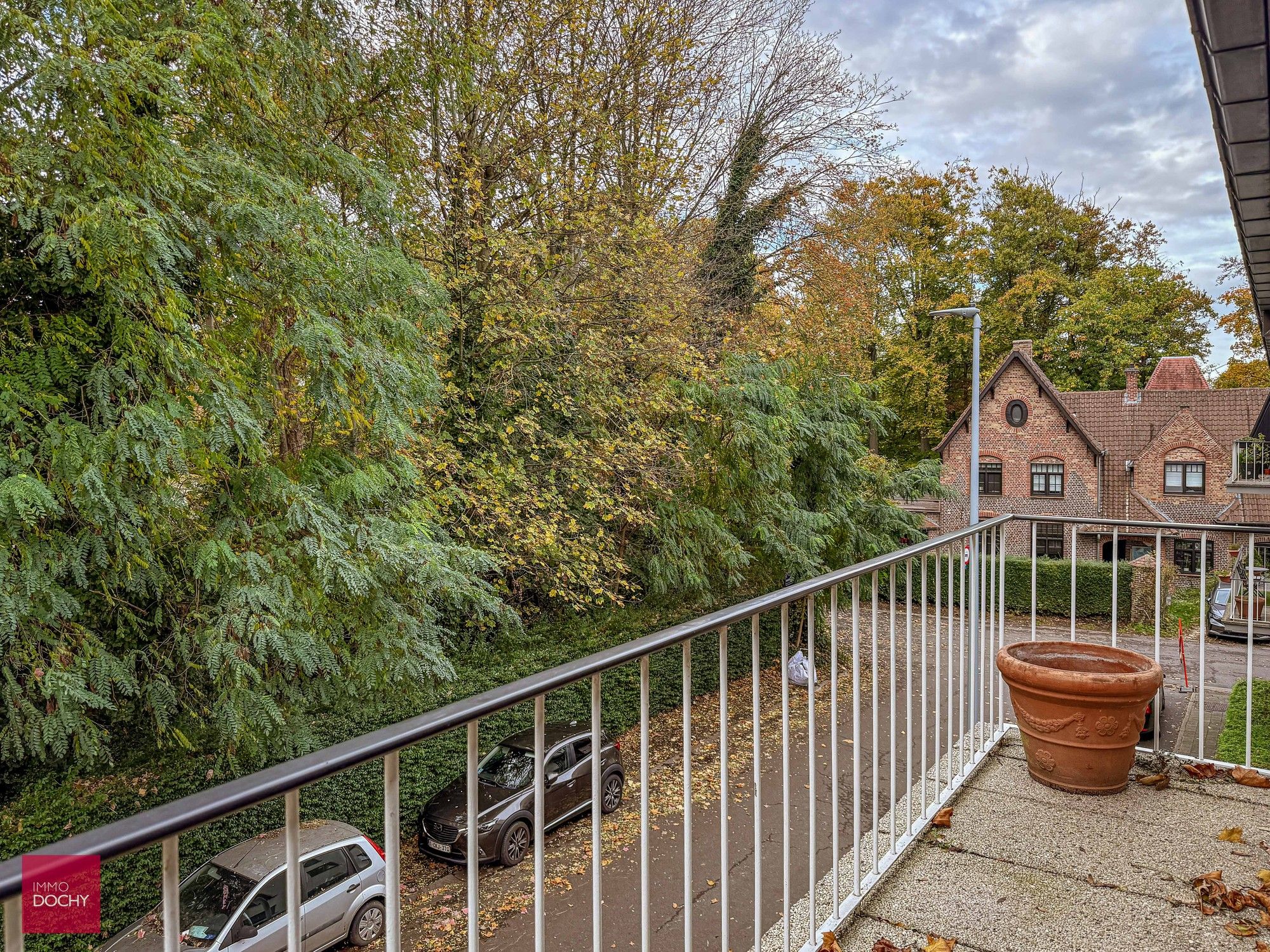 Heel goed gelegen appartement met zicht op groen nabij station | Vandewoestijnelaan foto {{pictureIndex}}