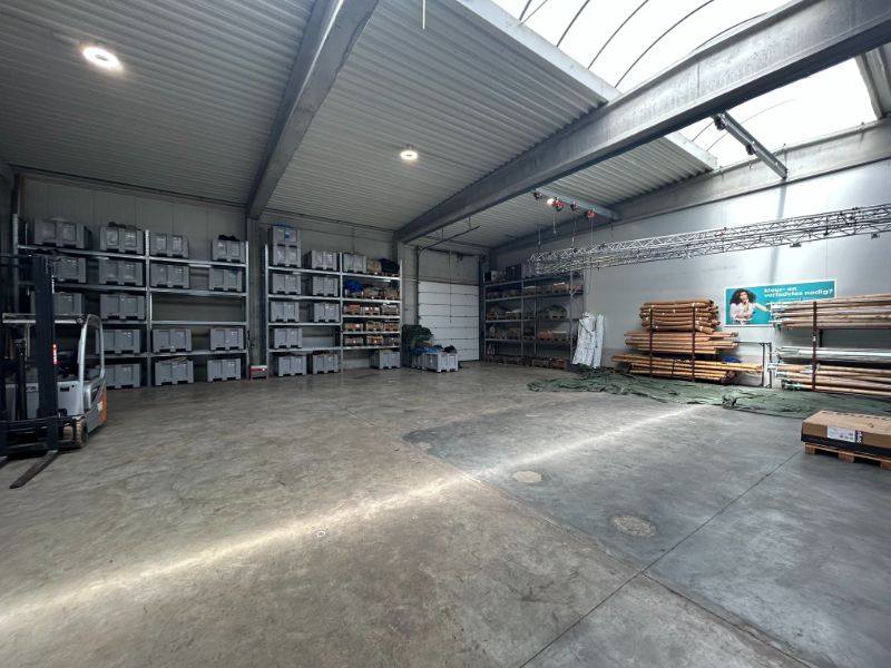 Recente goed gelegen loods (651 m²) met kantoorruimte en 7 parkings foto 4