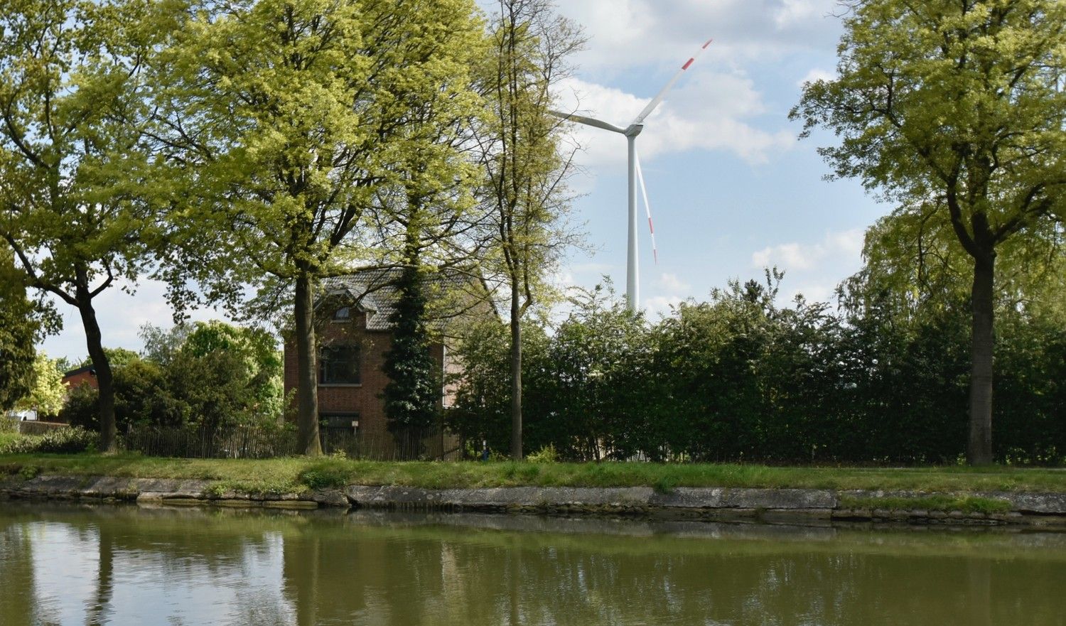 Grotendeels gemoderniseerde woning op een riant perceel gelegen aan de Zuid-Willemsvaart te Maasmechelen foto 2