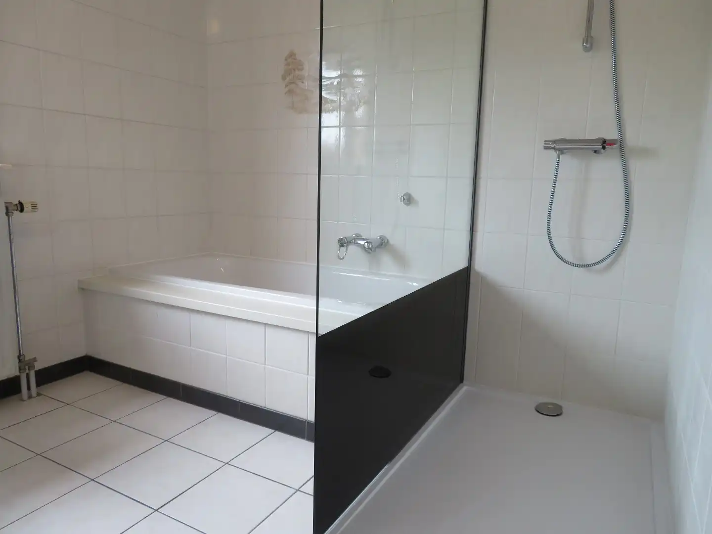 Verzorgde gezinswoning gelegen in een rustige omgeving op een perceel van 10a, met 3 slaapkamers en fraaie tuin. foto 10