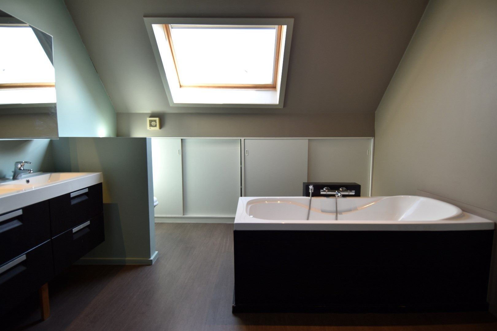 Unieke loft met 2 slaapkamers, ruim terras en ruime garage/magazijn te koop in Heule foto 10