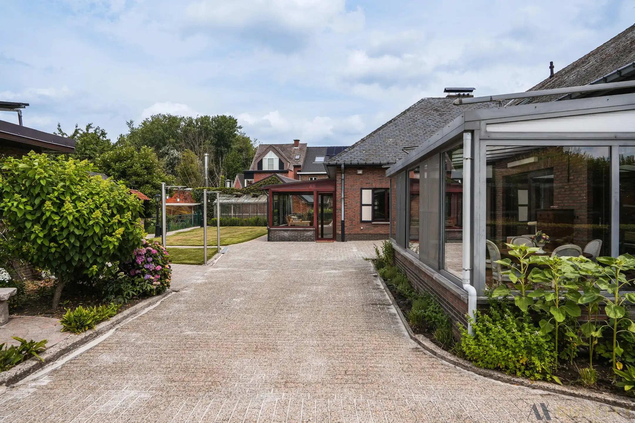 Ruime woning met 6 slaapkamers en 2 garages foto 27