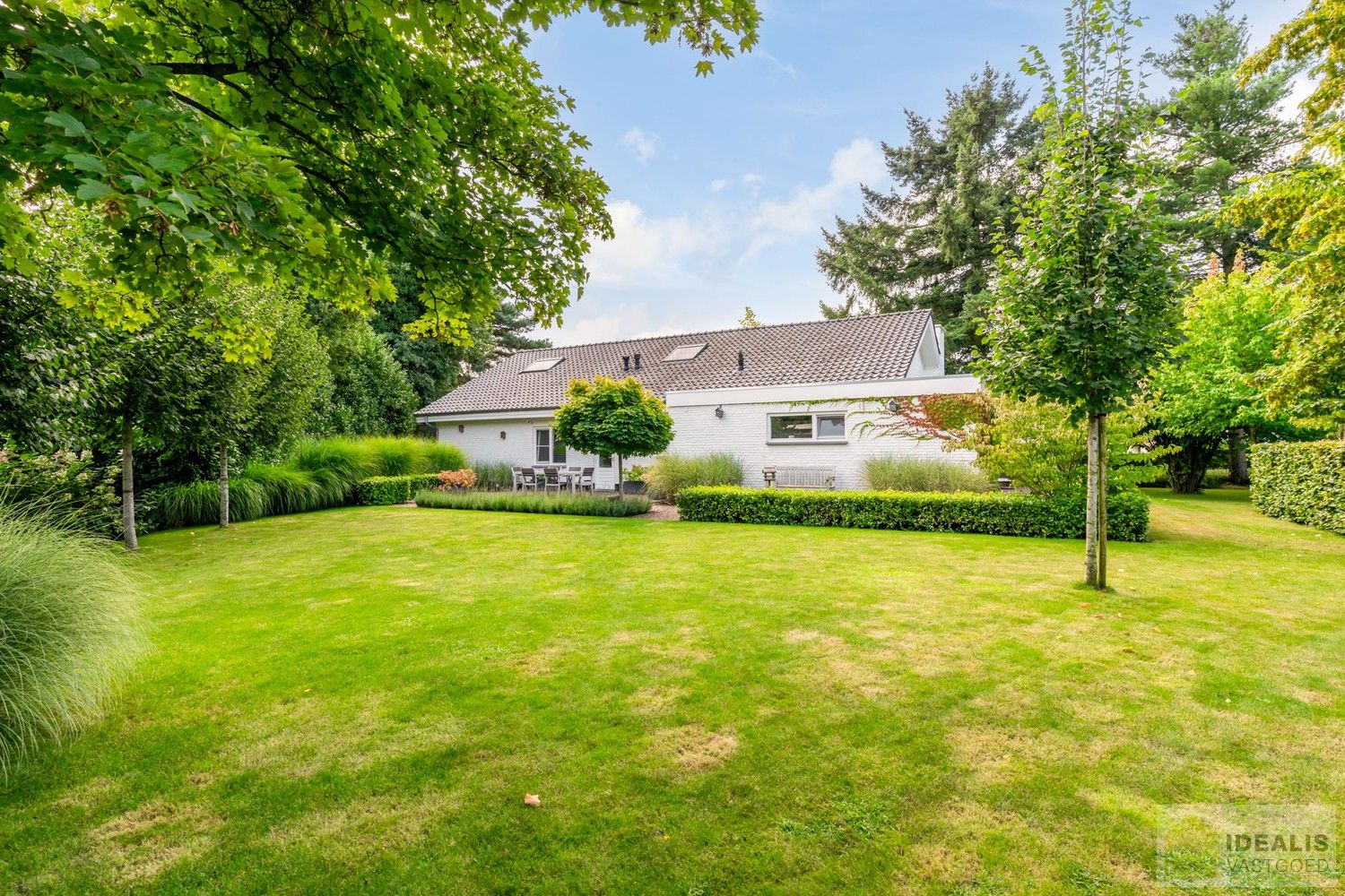 PRACHTIGE VILLA MET SCHITTERENDE ROYALE LEEFRUIMTES, UITGERUSTE KEUKEN, 2 BADKAMERS, 3 SLAAPKAMERS, CARPORT VOOR 2 WAGENS EN KNAP AANGELEGDE TUIN. DEZE KNAPPE VILLA OP EEN RESIDENTIELE LOCATIE BESCHIKT OP DE GELIJKVLOERSE VERDIEPING OVER EEN ROYALE INKOMHAL, RUIME LEEFRUIMTE MET AANSLUITEND EETKAMER EN PRAKTISCH UITGERUSTE LEEFKEUKEN MET EEN BIJKEUKEN/WASPLAATS MET TOEGANG TOT TERRAS, BADKAMER EN 2 SLAAPKAMERS; OP DE VERDIEPING BESCHIKT DE WONING OVER EEN PRACHTIGE MASTERBEDROOM MET AANSLUITEND EEN LUXUEUZE BADKAMER. EEN ‘MUST SEE’ VOOR KOPERS OP ZOEK IN HET MOOIE SEGMENT! foto 3