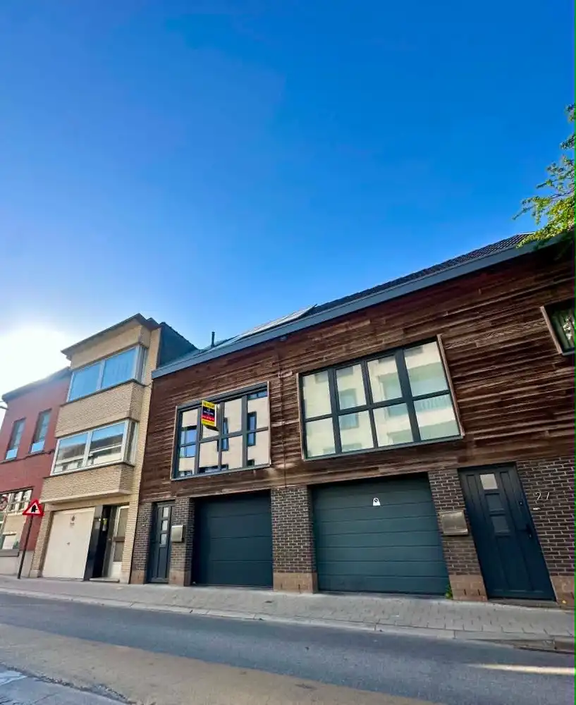 INSTAPKLARE WONING MET GARAGE EN 2 SLAAPKAMERS foto {{pictureIndex}}