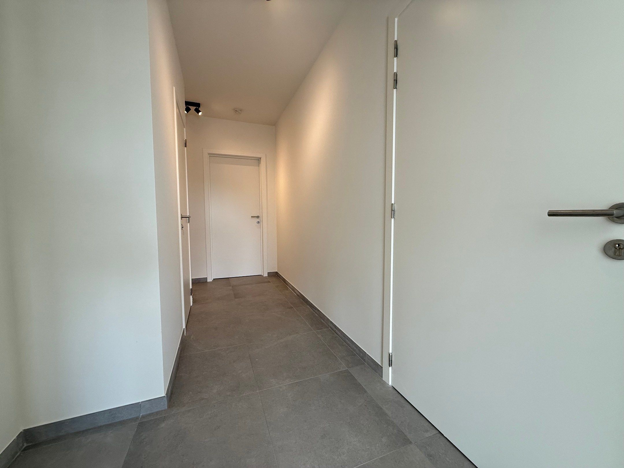 Prachtig nieuw dakappartement met twee slaapkamers en terras op een uitstekende locatie in Ooigem. foto 5