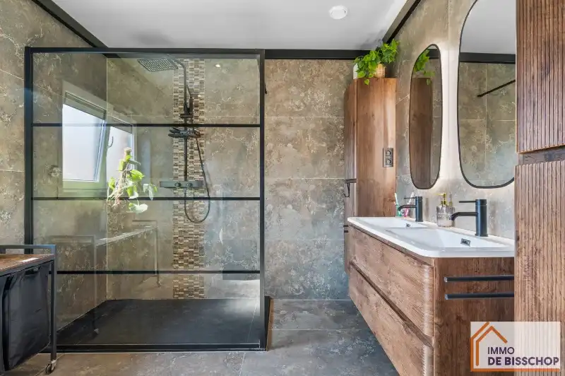 Prachtige dubbele woonst / koppelwoning met achterliggend magazijn en tuin foto 8