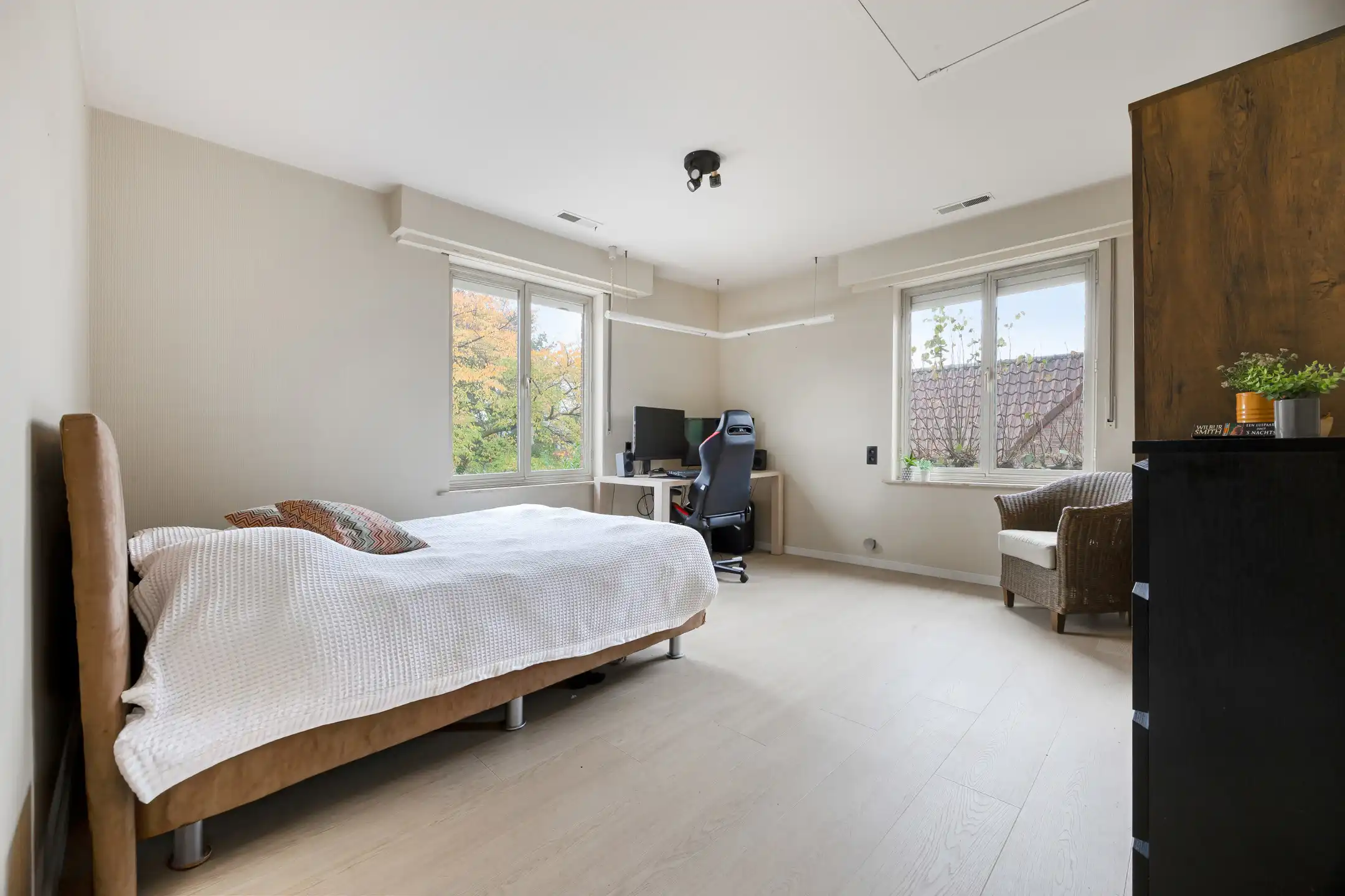 Karaktervolle en ruime vrijstaande woning met prachtige tuin foto 13