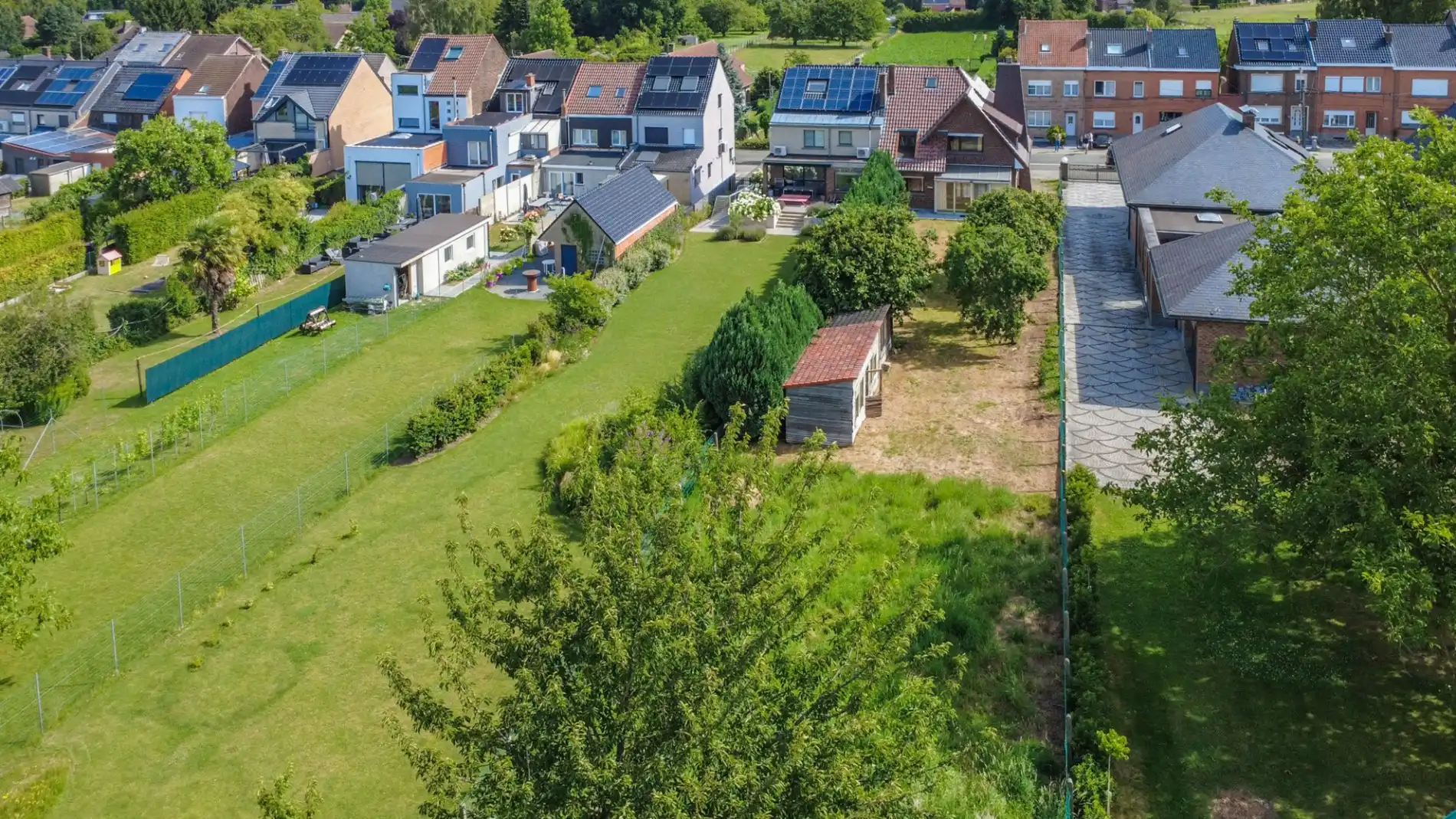 Een gebouwde drie - gevel villa (deels te renoveren) met o.a. 3 slaapkamers! foto 19