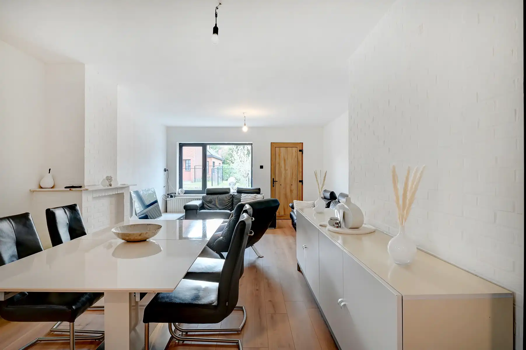 Instapklare, gerenoveerde woning (165 m²) met 2 slaapkamers (mogelijkheid tot 3), veranda en dubbele garage. foto 4