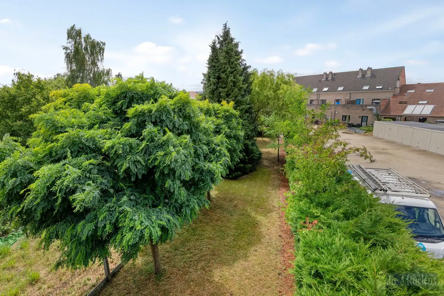 Goede gelegen gezinswoning met zij-ingang en grote tuin. foto 10