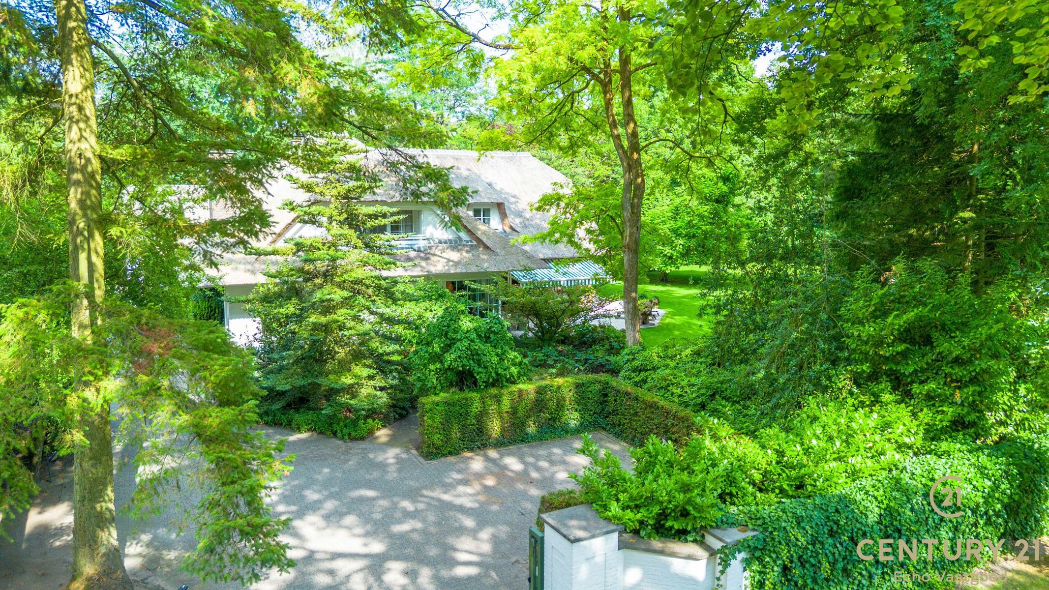 Karaktervol landhuis met prachtige tuin van ca 2128m² foto 39