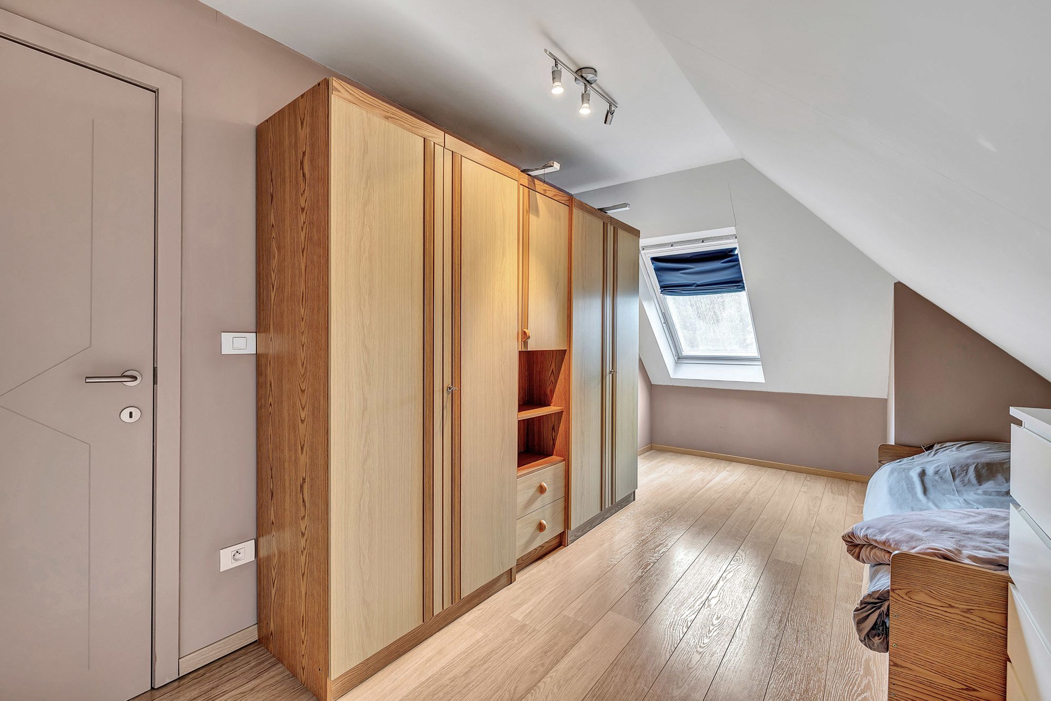 Unieke woning met oplsagplaats foto 11