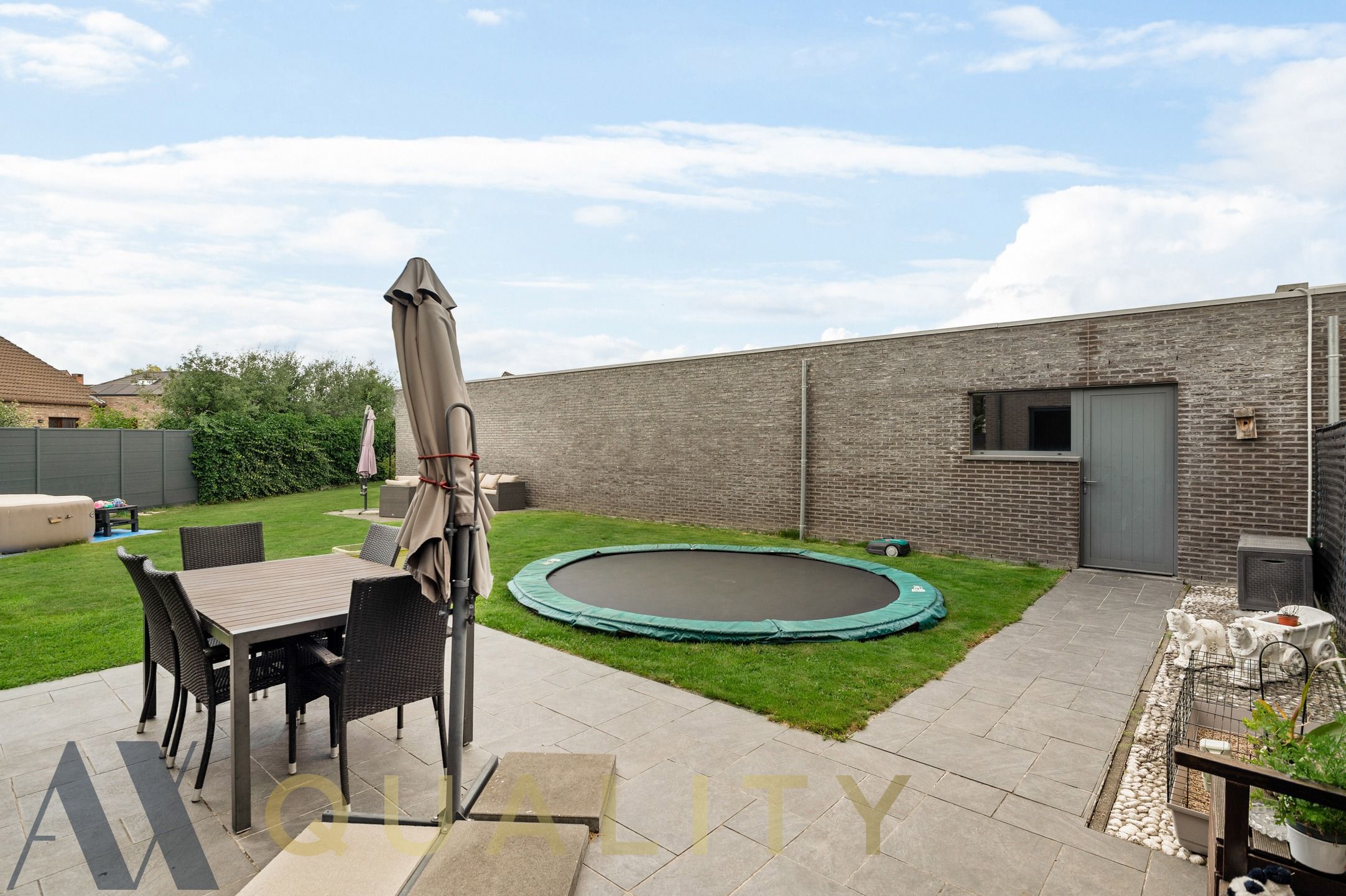 Instapklare recent energiezuinige (energielabel A) Half-open woning met  3 slpk. tuin en dubbele garage foto 8