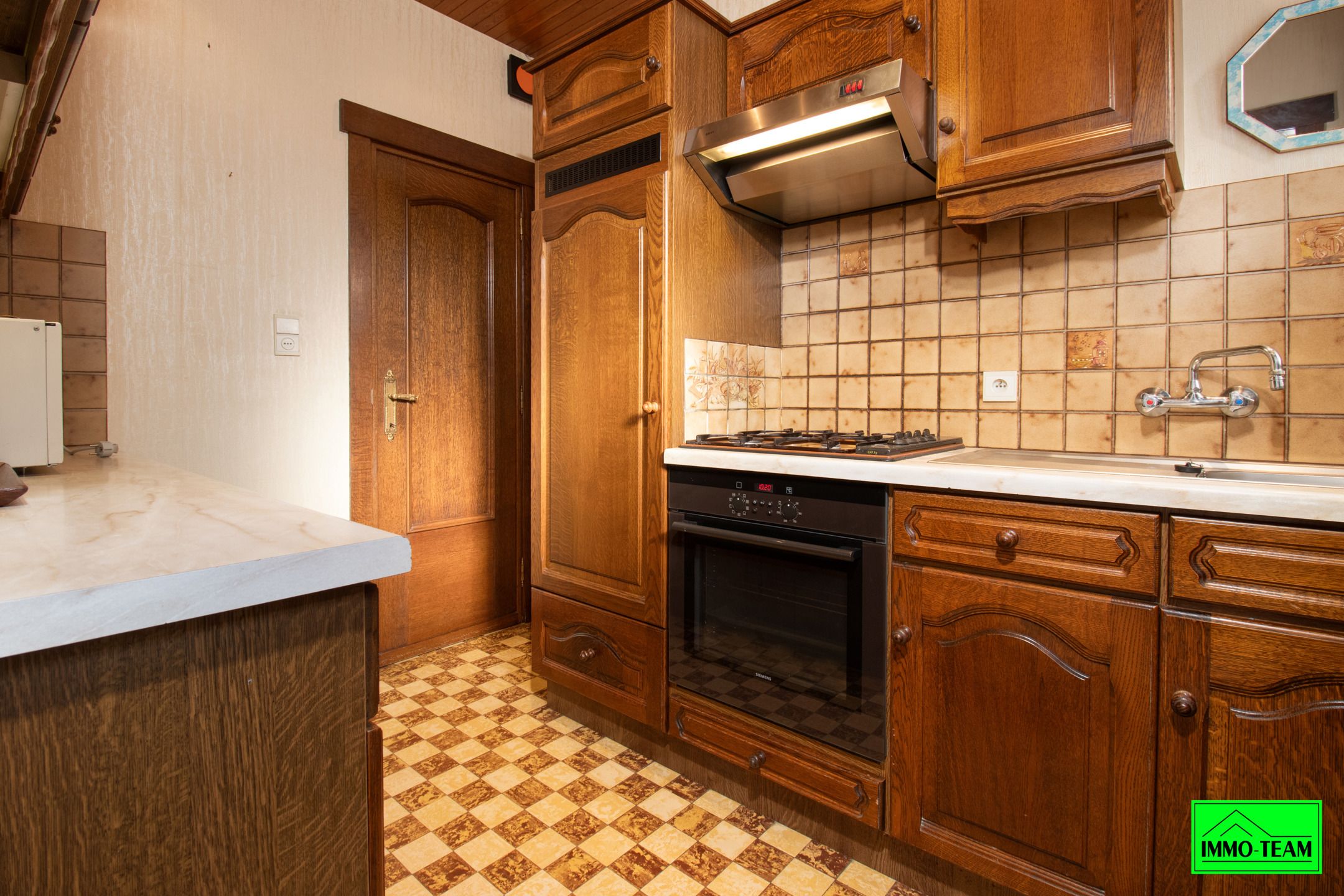 Op te frissen gezinswoning met ruime tuin en garage foto 5