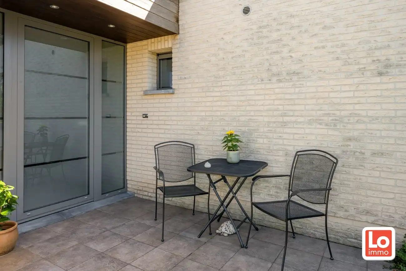 Instap klare open woning met ruime inpandige garage en gezellige tuin op een rustige locatie en toch nabij het centrum van Lochristi! foto 5