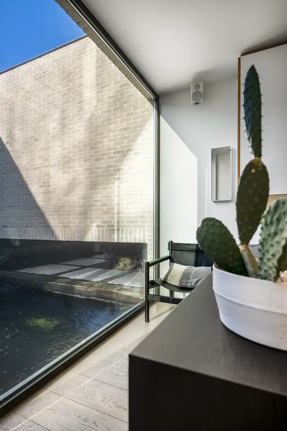 Luxueuze moderne villa met zwemvijver omringd door groen foto 13