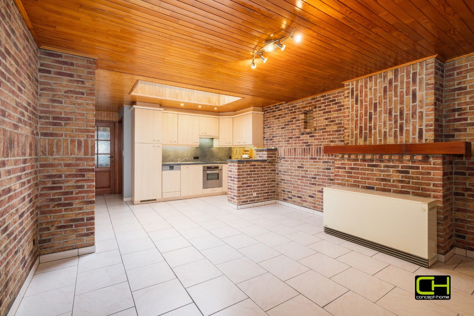 Te renoveren woning met ruime tuin te koop in Lievegem foto 3