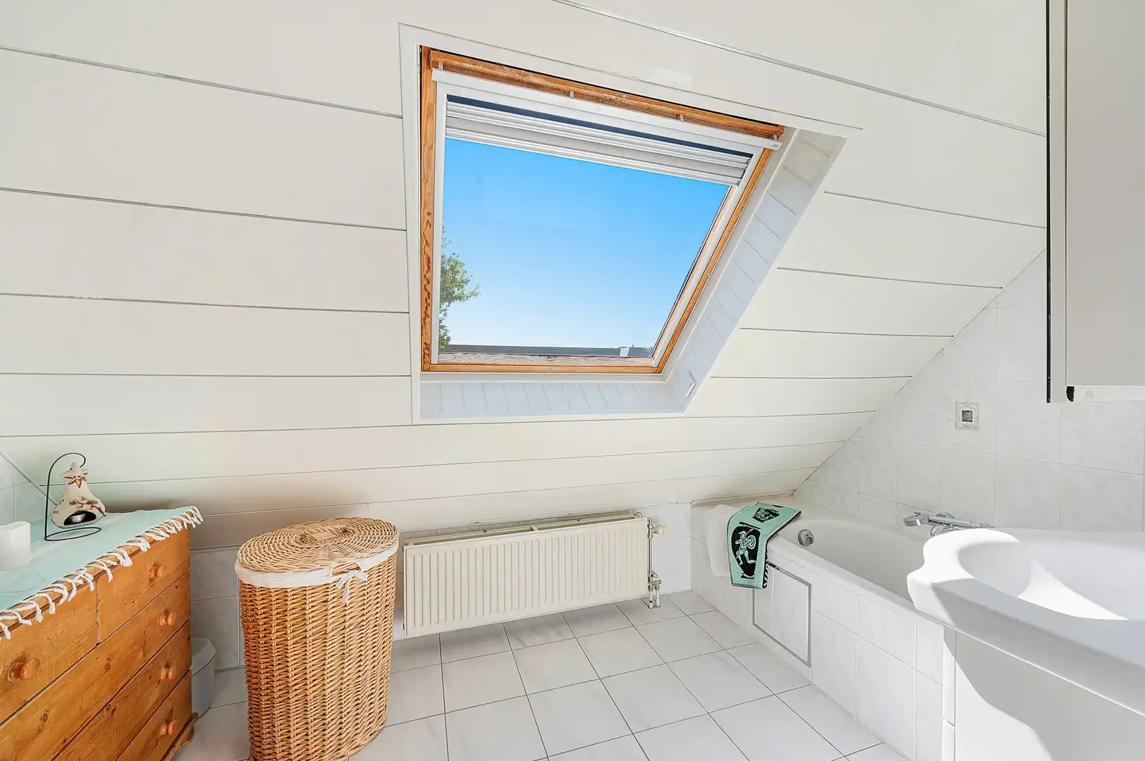 Vrijstaande villa gelegen op een zonnig hoekperceel. foto 23