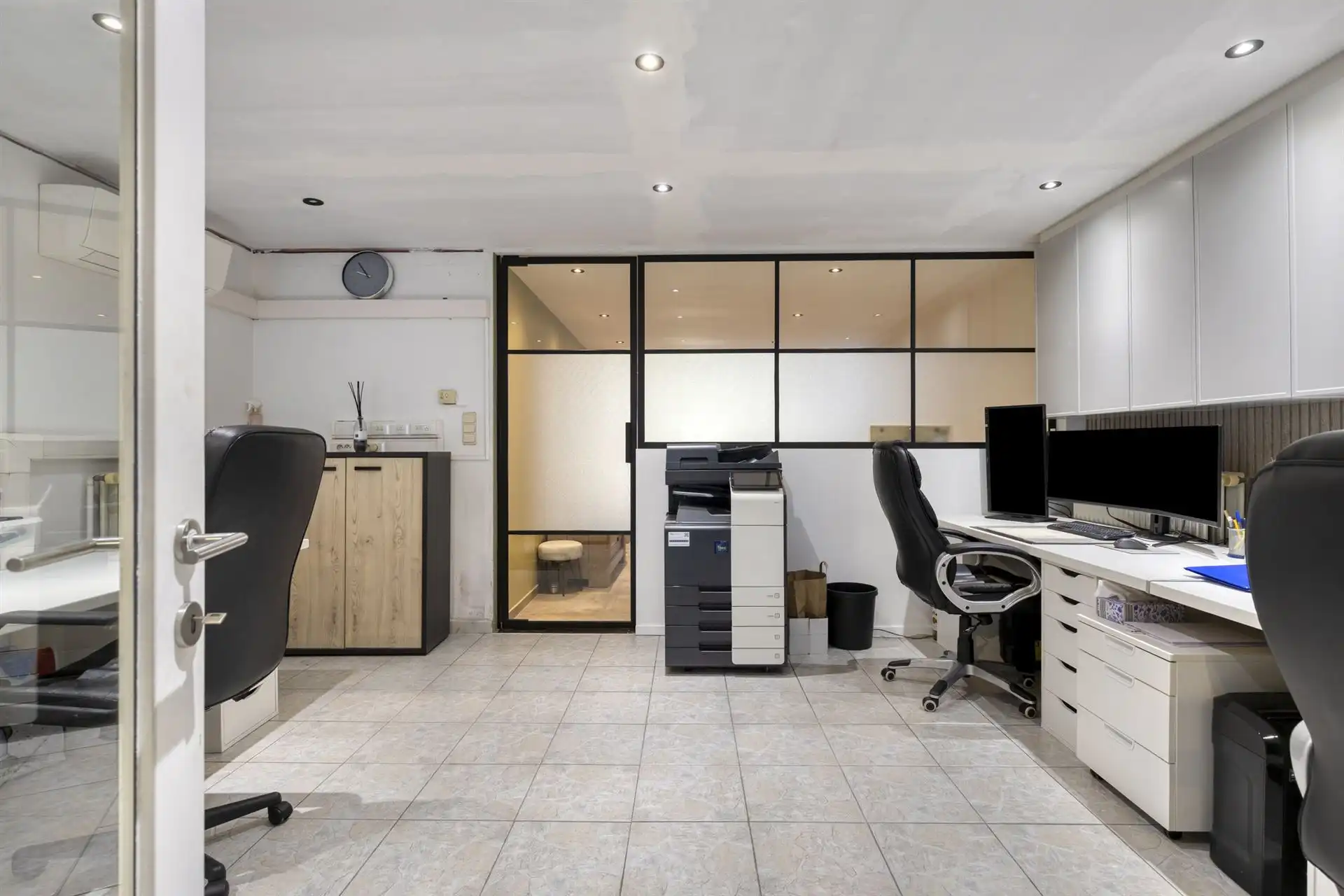 Ruime woning met handelsruimte(57m²)en opslagruimte(462m²). foto 5