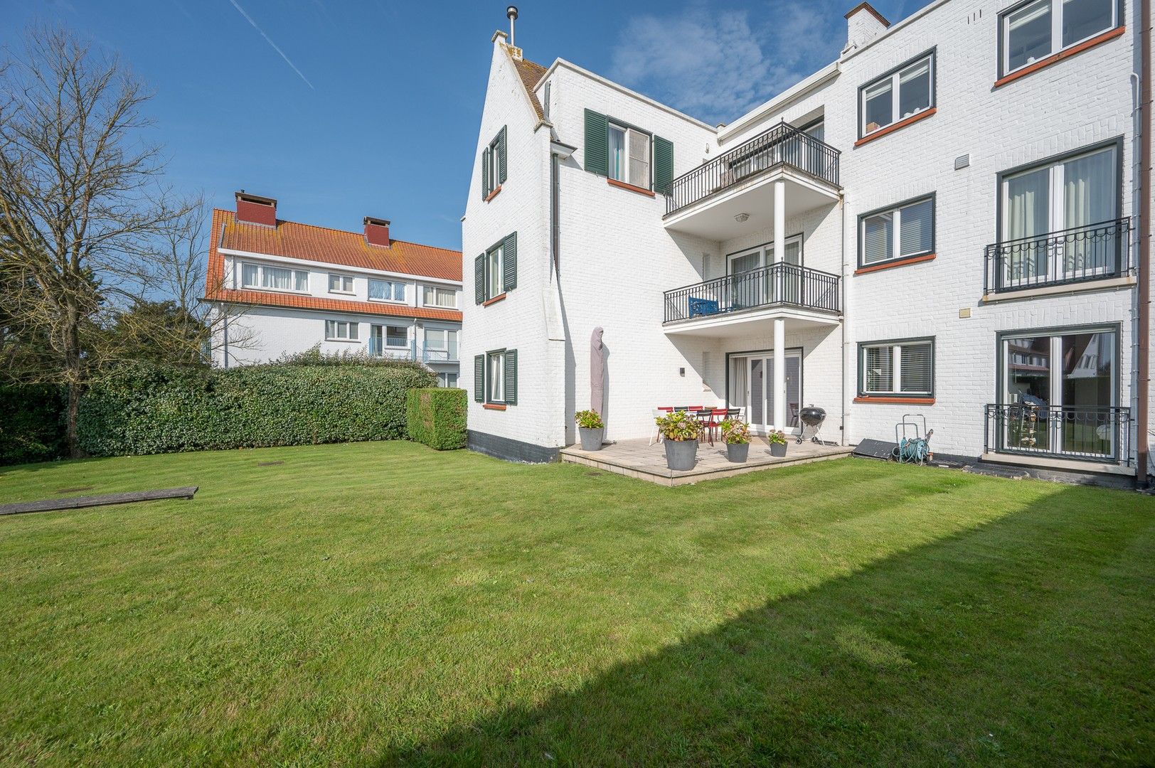 Prachtig tuinappartement met zonnige tuin in een villa residentie in het Zoute op enkele stappen van de zee en de winkels. foto 9
