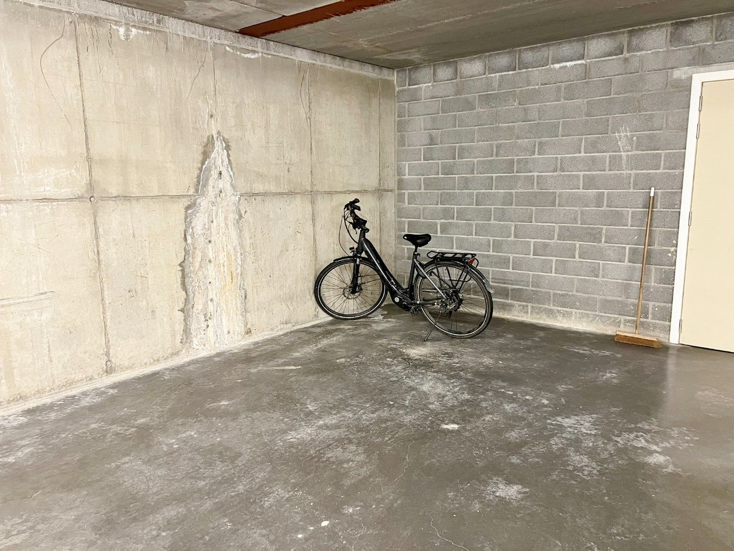 Modern appartement met parkeerplaats en groot zonnig terras met open zicht. foto 13