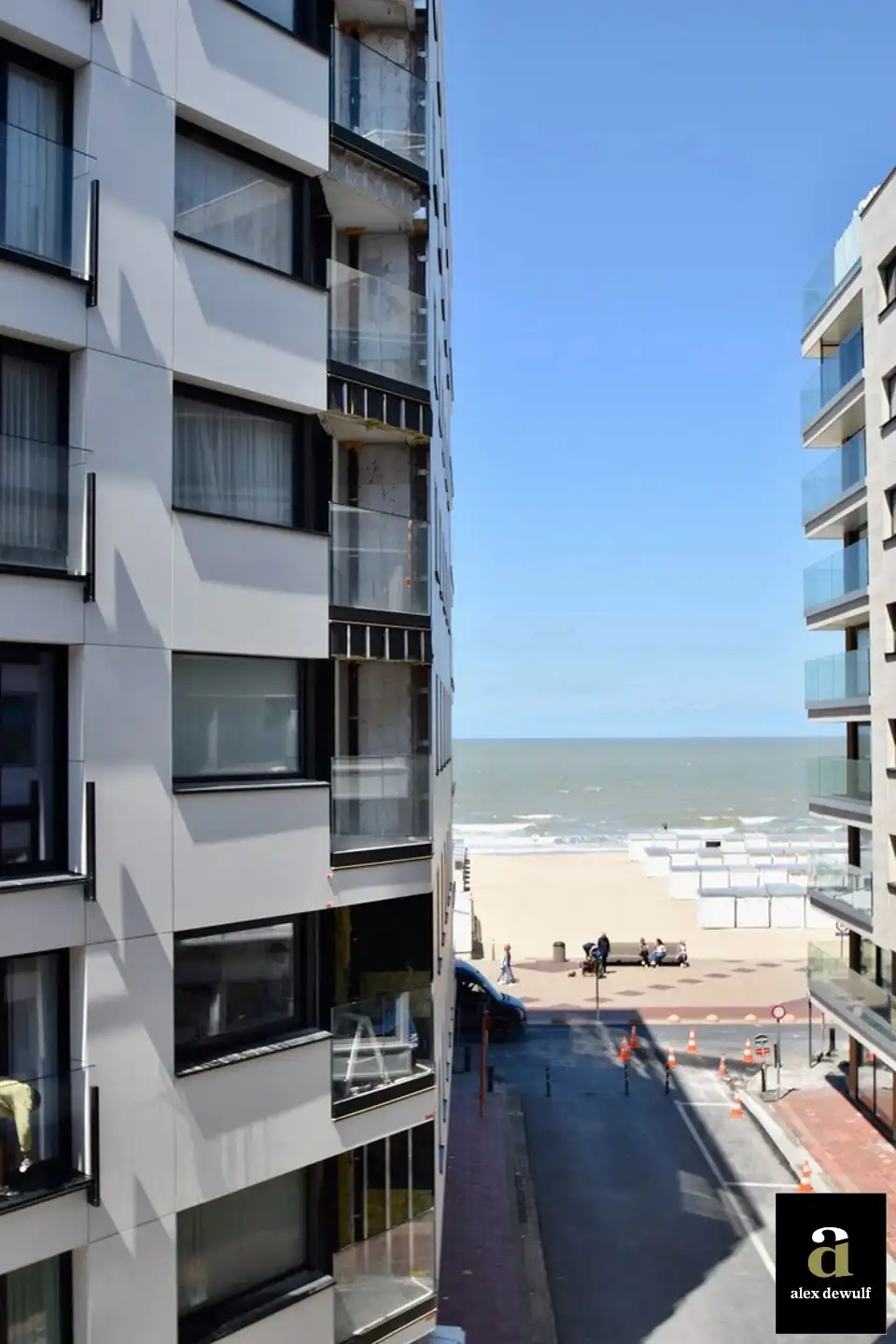 Lichtrijk gerenoveerd appartement nabij de winkels, het strand en de zee. foto 2