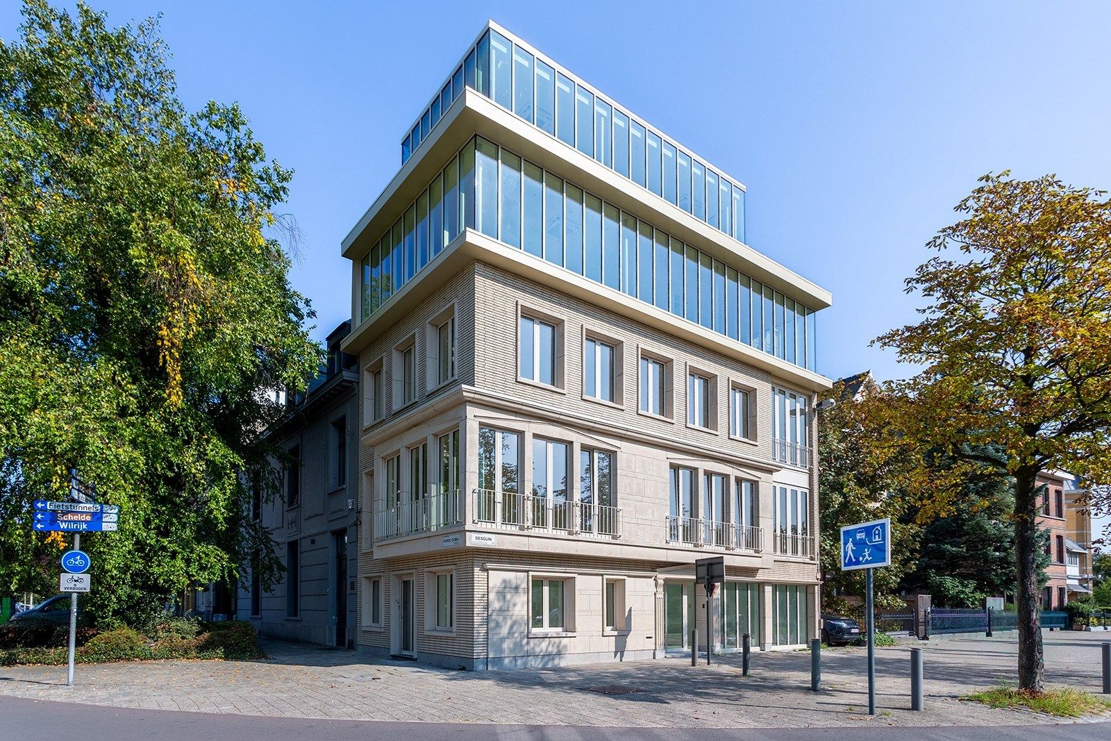 Architecturaal kantoorgebouw op absolute zicht locatie!  foto 32