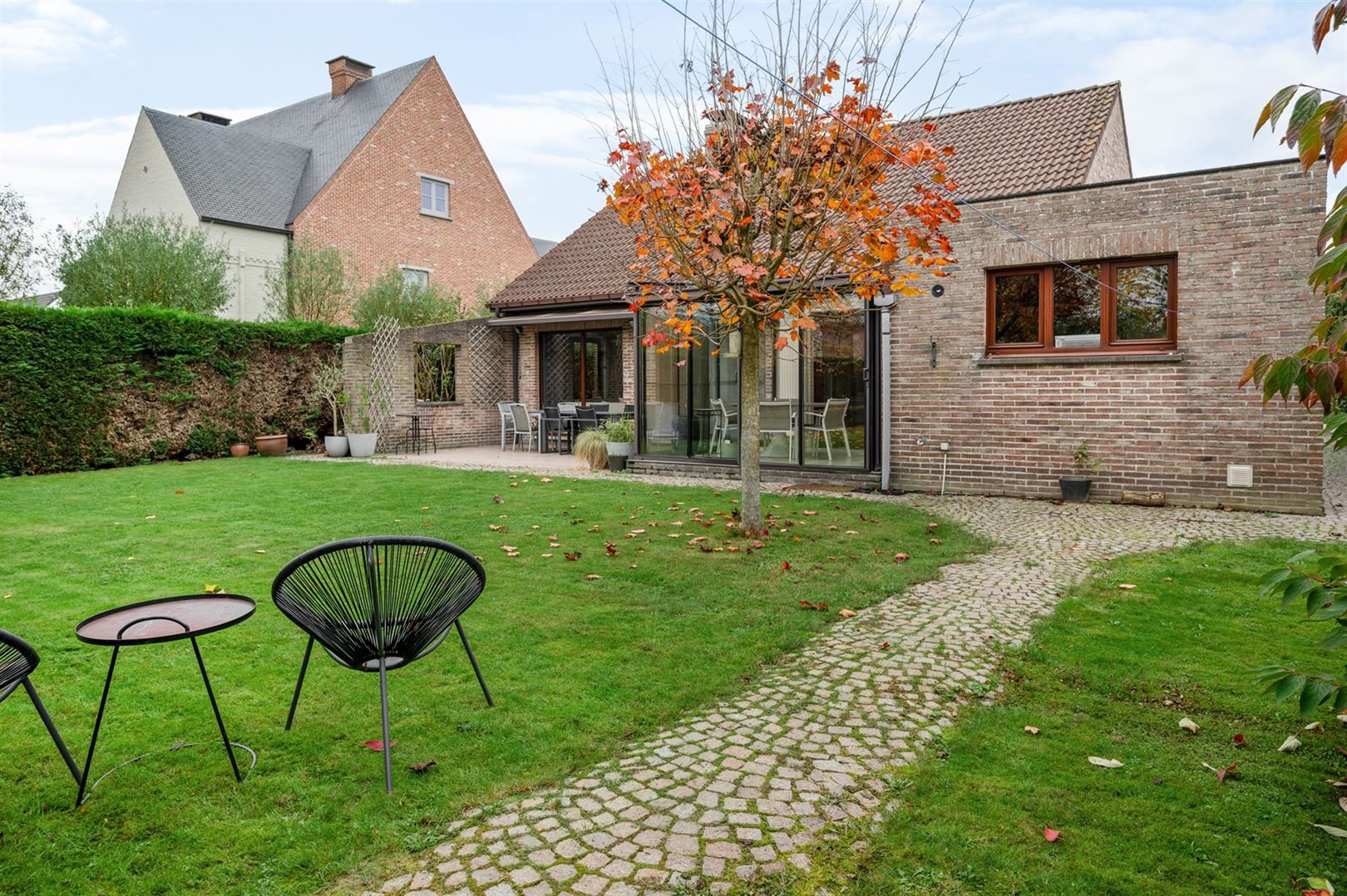 Laagbouwvilla met ruime zuid-georiënteerde tuin. foto 3