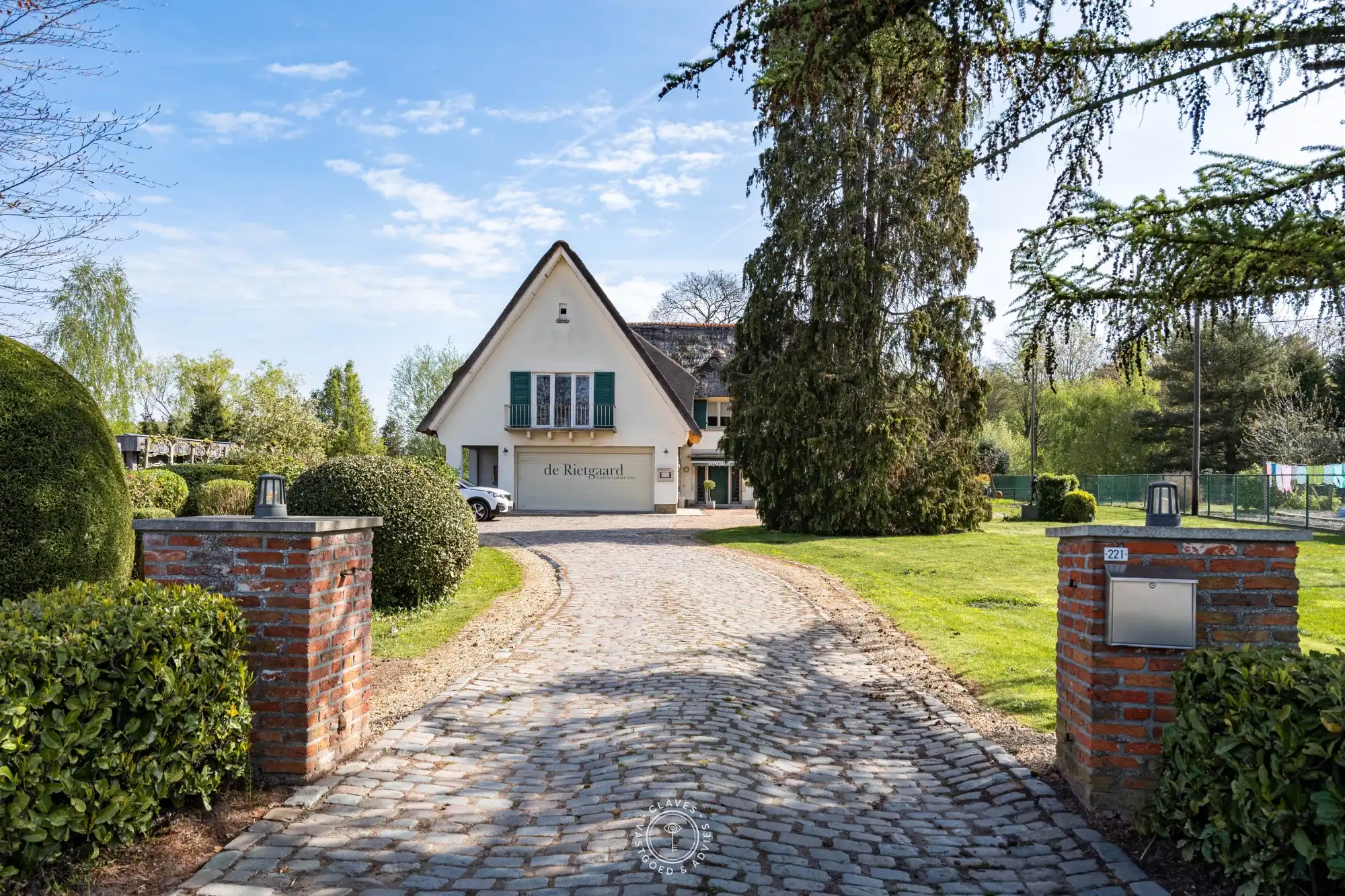 Iconisch horecapand met woonst op uitzonderlijk perceel van meer dan 3.000 m² foto {{pictureIndex}}
