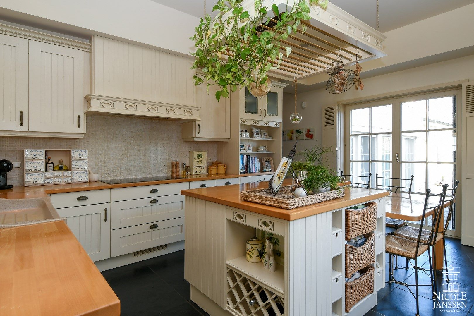 Verrassend ruime woning met bijgebouw en mooie tuin met zwembad foto 10