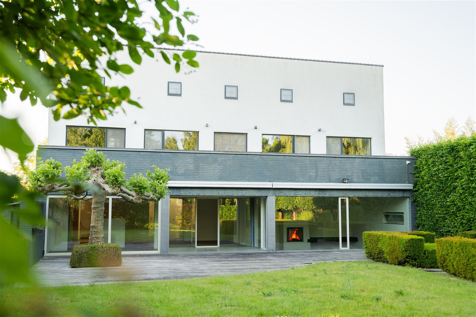 Vrijstaande villa met dubbele garage en tuin. foto 6