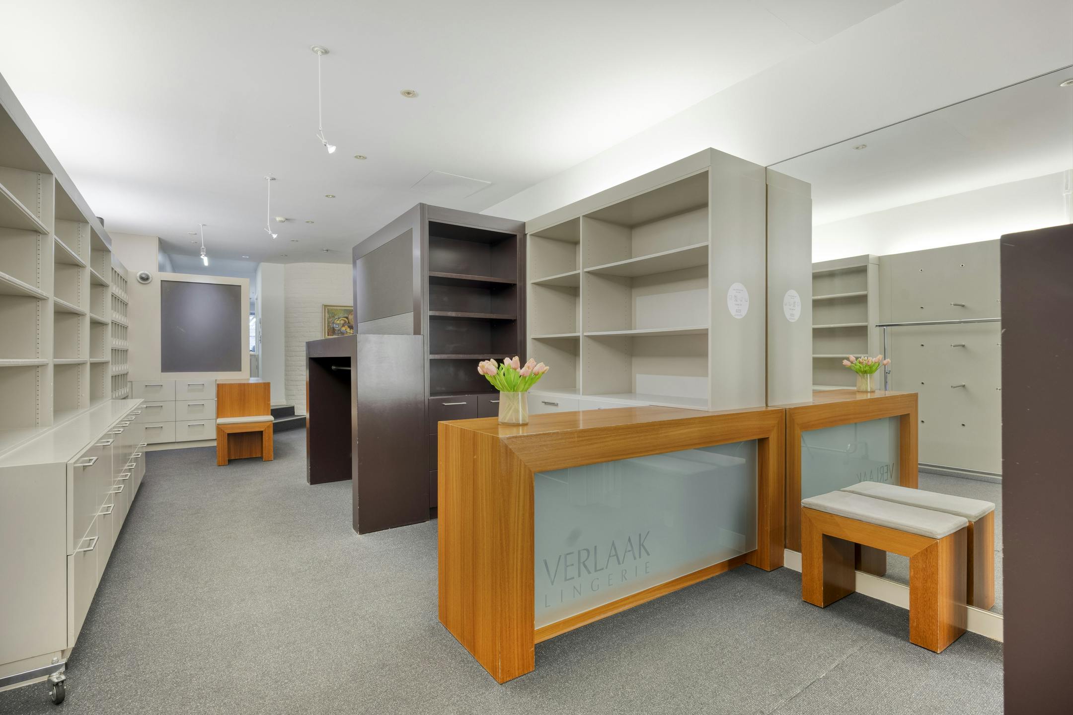 Stijlvolle stadswoning met handelspand te koop in hartje Maaseik foto 9