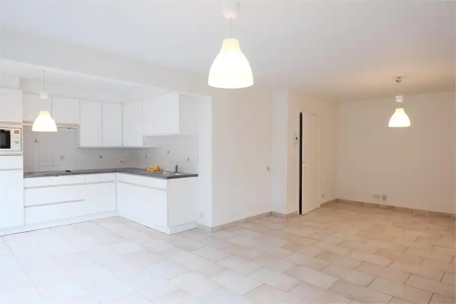 Ruim en lichtrijk appartement met 2 slaapkamers te huur in centrum Izegem foto 5