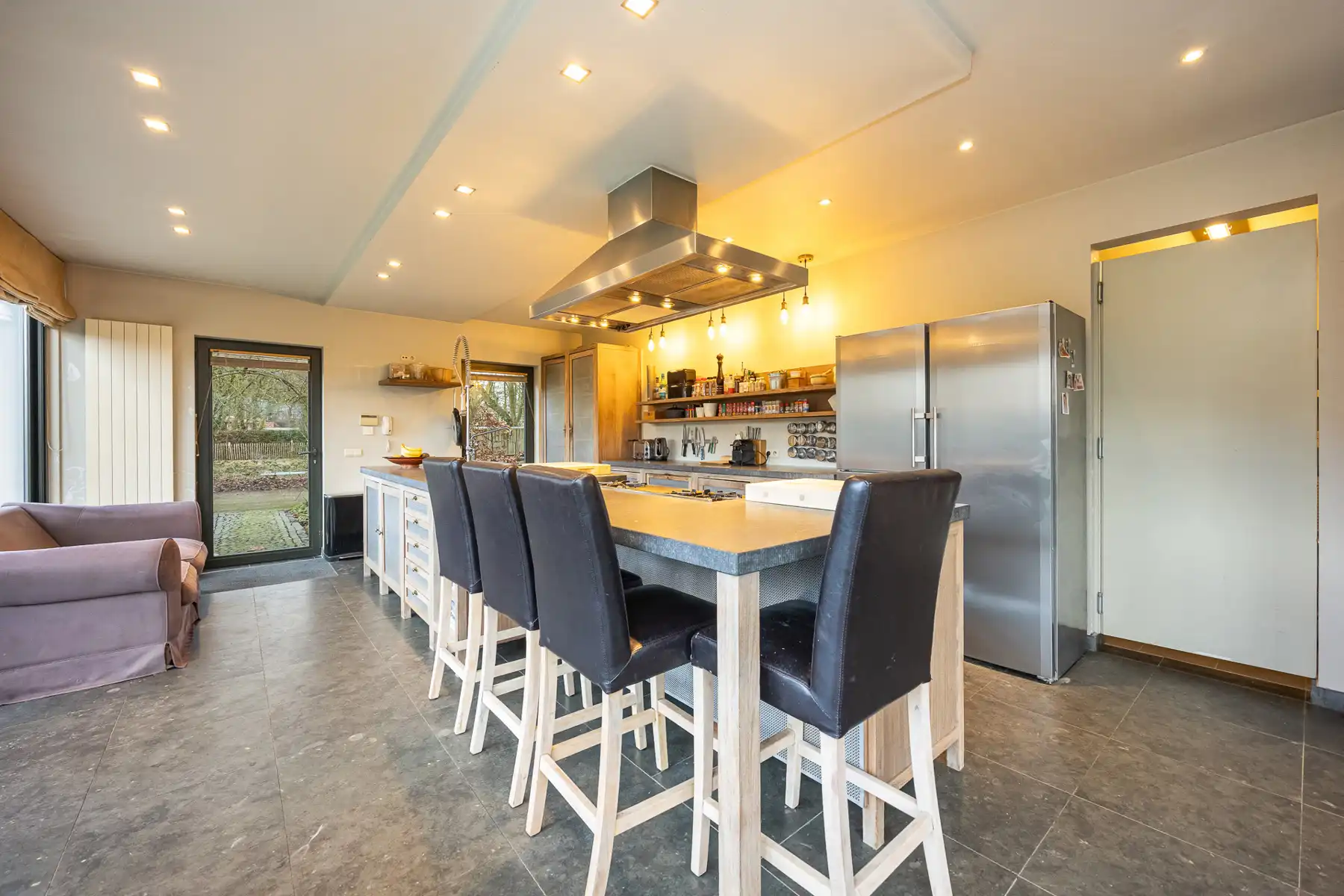 Gerenoveerde hoeve met weiland en stallen op ca. 11 000 m²  foto 11