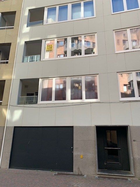 Gemeubeld modern tweeslaapkamerappartement met mogelijkheid tot overdekte autostaanplaats foto {{pictureIndex}}