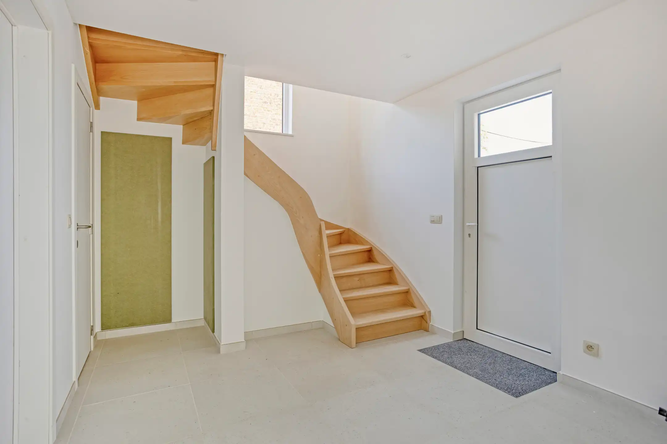 Ruime gerenoveerde woning (230 m²) nabij Gouden Kruispunt foto 3