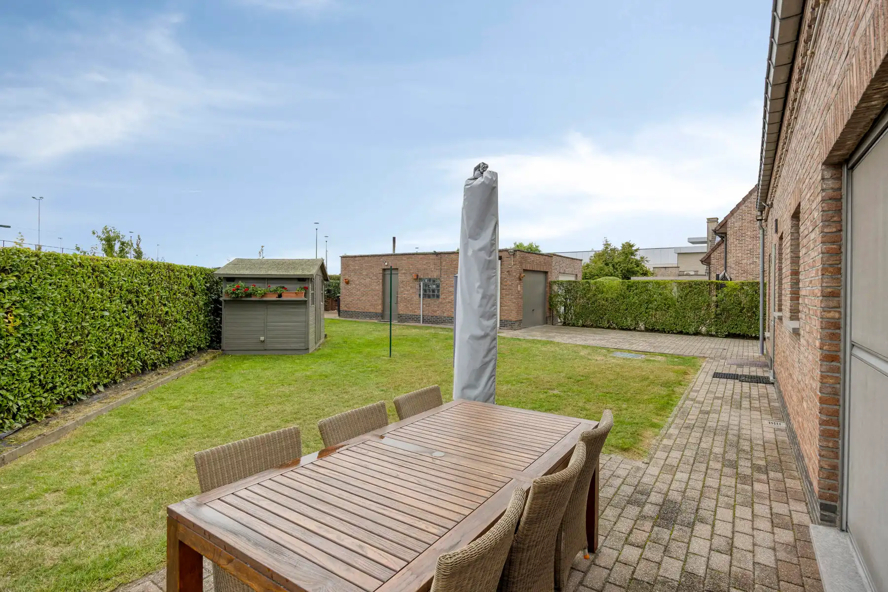 Karaktervolle woning met omheinde tuin en veel staanplaatsen foto 29