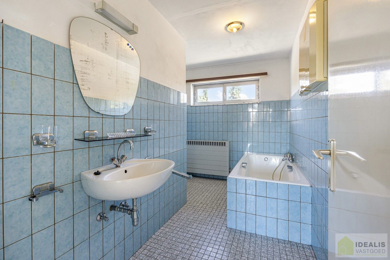 RUSTIG GELEGEN OP TE KNAPPEN EENGEZINSWONING MET 3 SLAAPKAMERS! - De woning omvat maar liefst 166m² bewoonbare oppervlakte met ruime woonkamer, keuken, 3 slaapkamers, badkamer, garage. De woning is rustig gelegen op een perceel met een opp. van 6a 21ca. foto 17