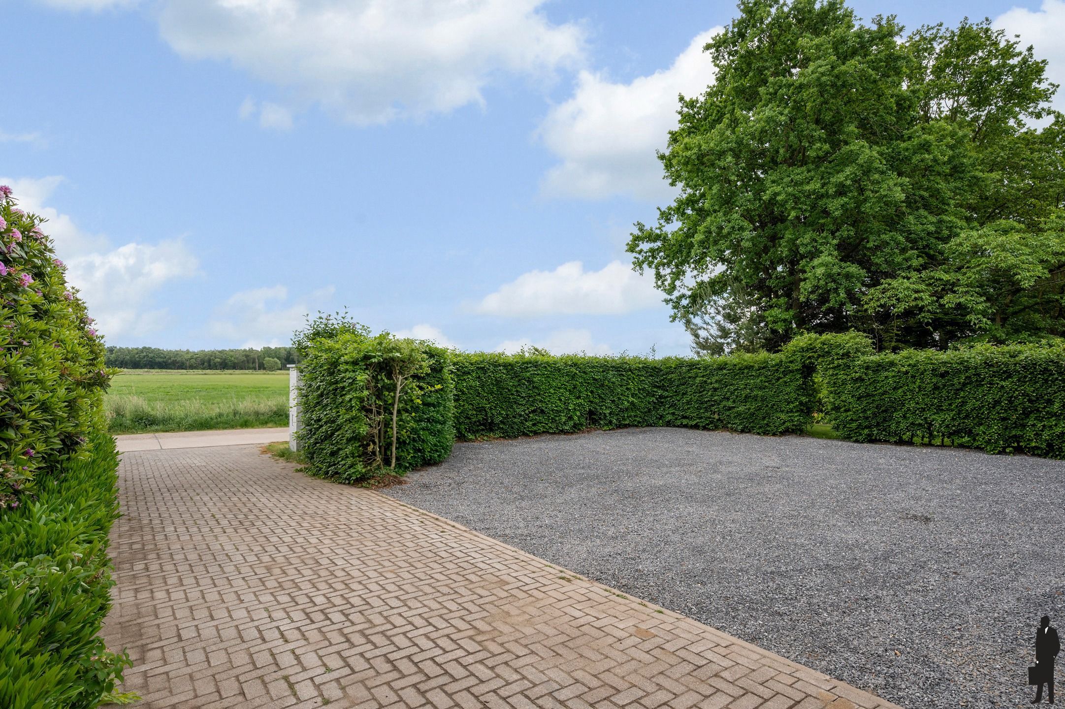 Gerenoveerde villa op 1.900 m² nabij de Nederlandse grens foto 30