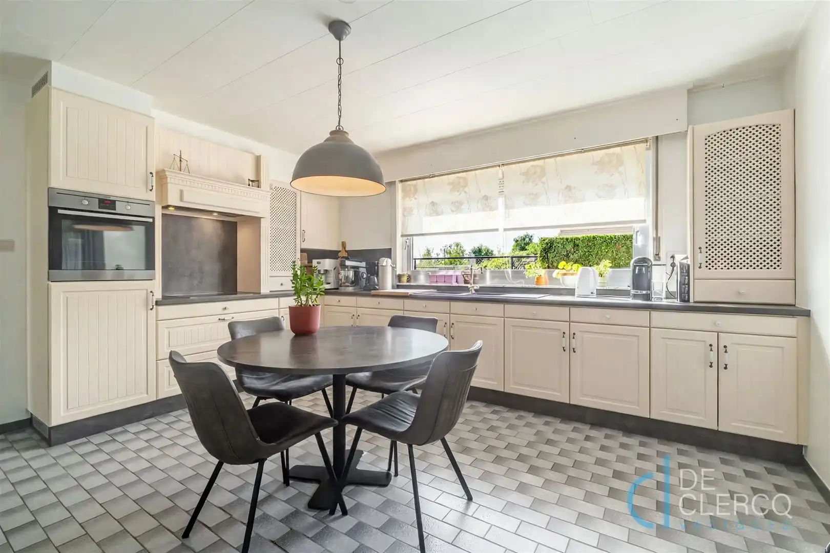 Bungalow met grote tuin en garage te koop in Laarne!  foto 5