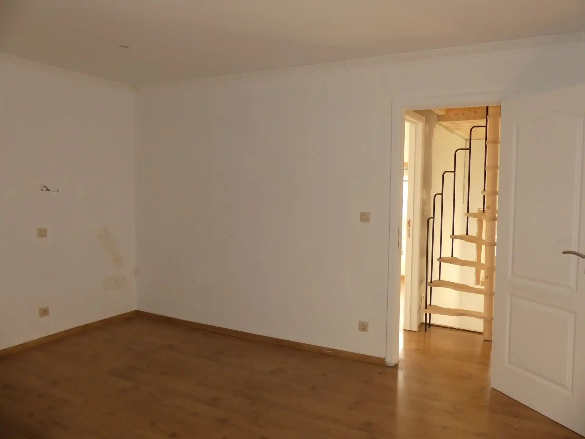 Gerenoveerde woning met garage en tuin! foto 6