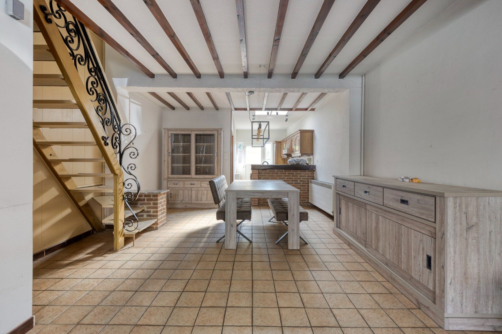 Gezellig ingerichte woning met hobbyruimte en tuin + toegang achterom foto 4