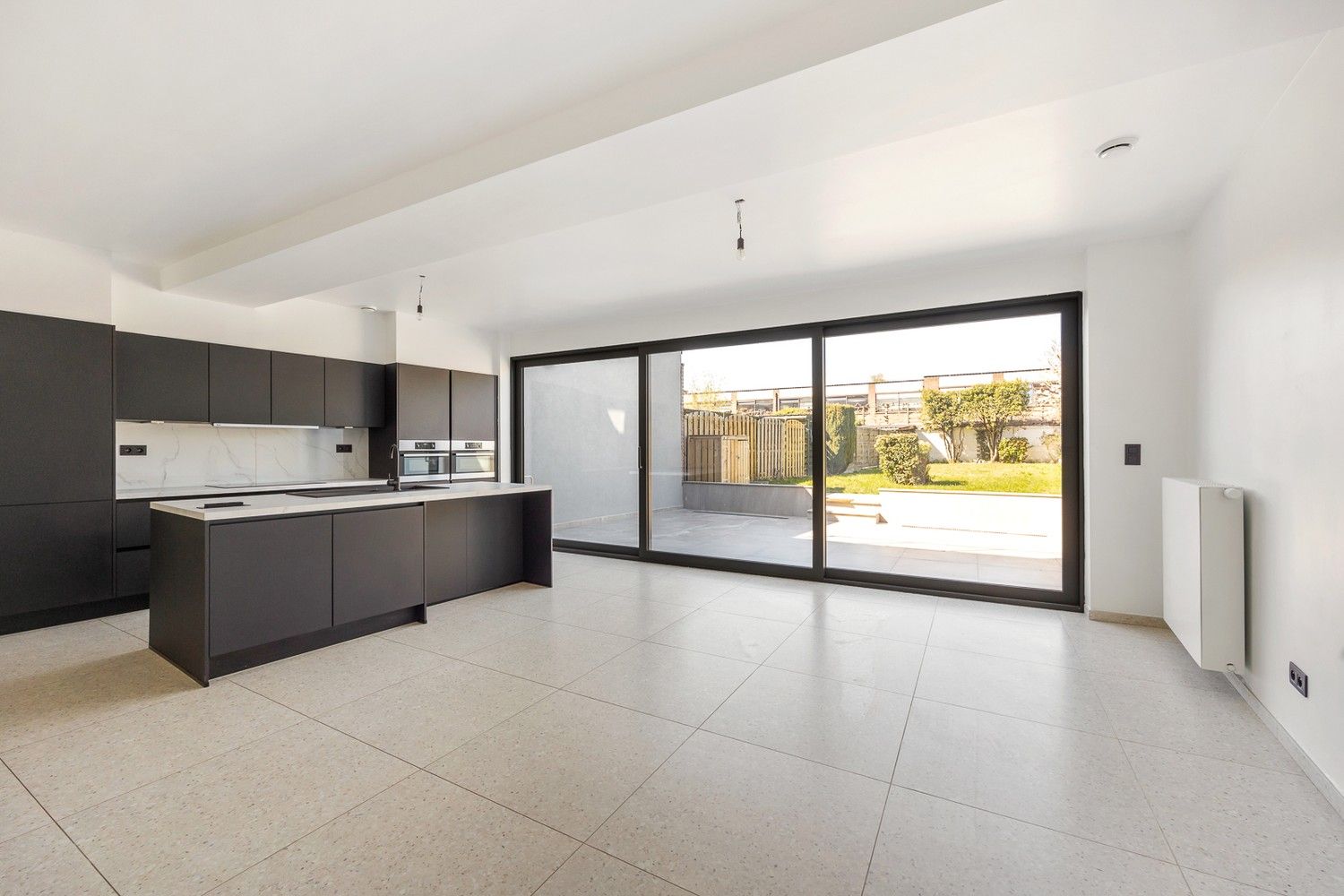 Modern gelijkvloers appartement met een zeer grote tuin (±200m²)  in hartje Sint-Niklaas! foto 8