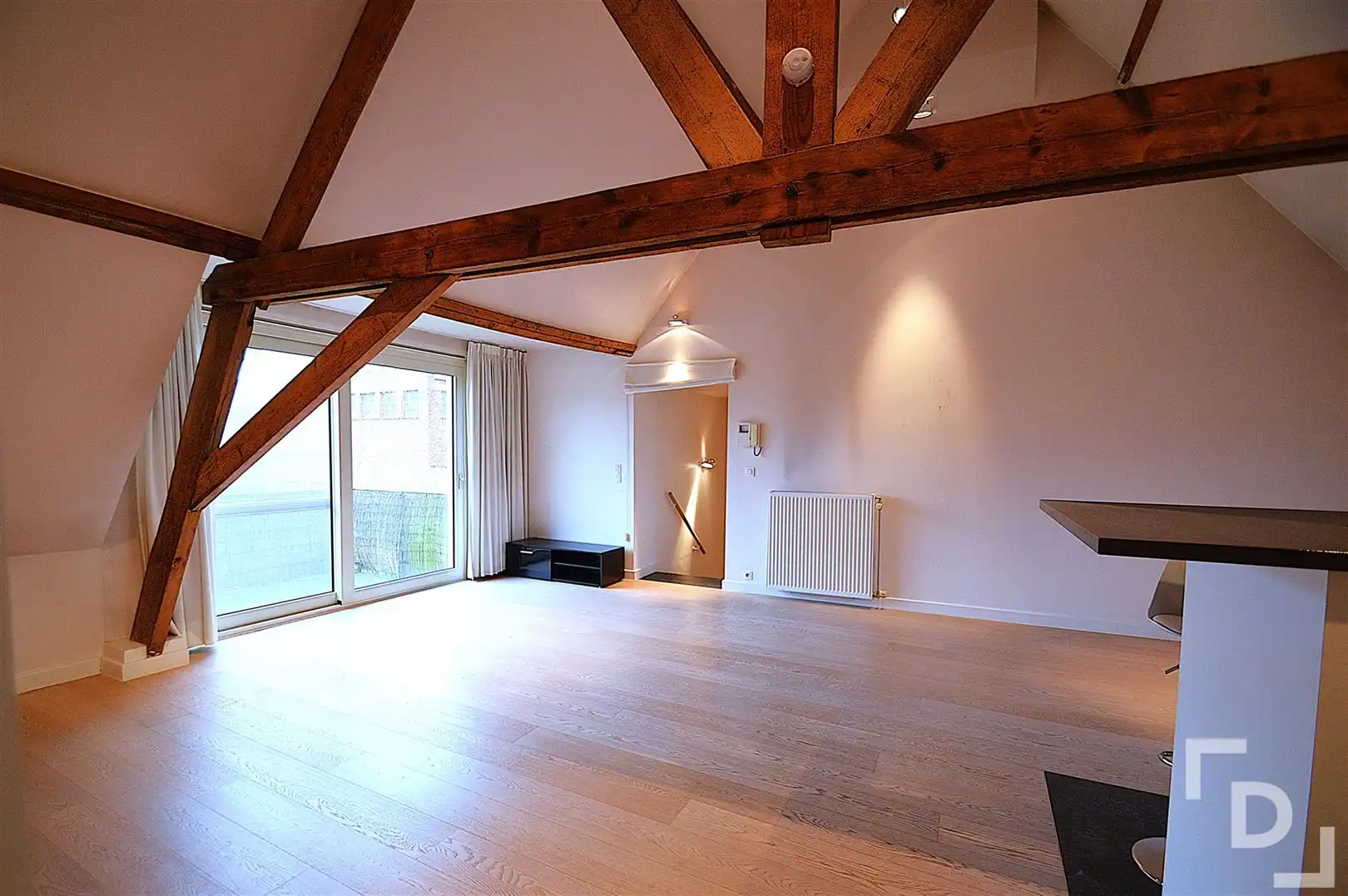 Ruim duplex appartement met garage te huur op toplocatie in Ieper foto 8