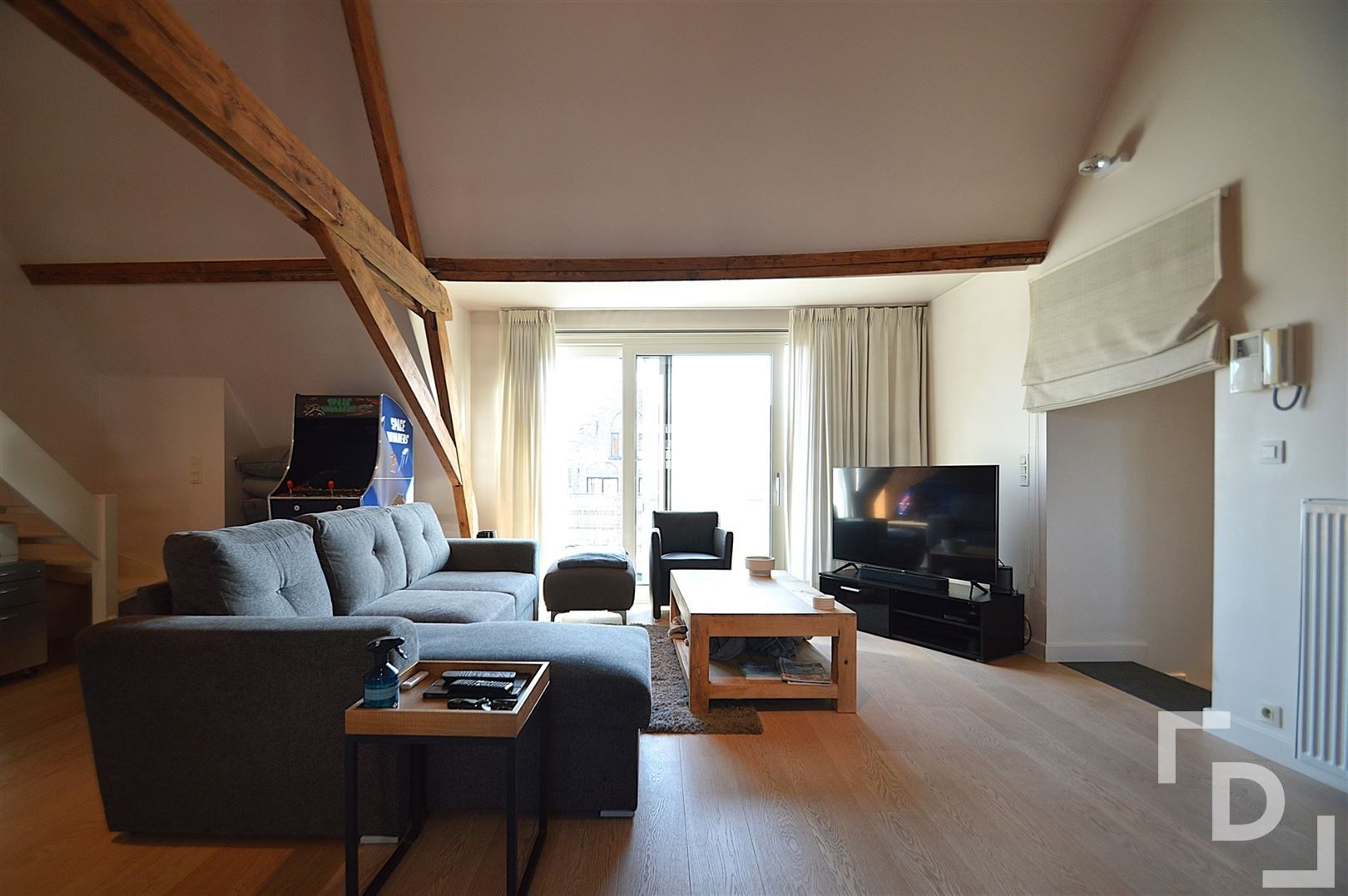 Ruim duplex appartement met garage te huur op toplocatie in Ieper foto 8